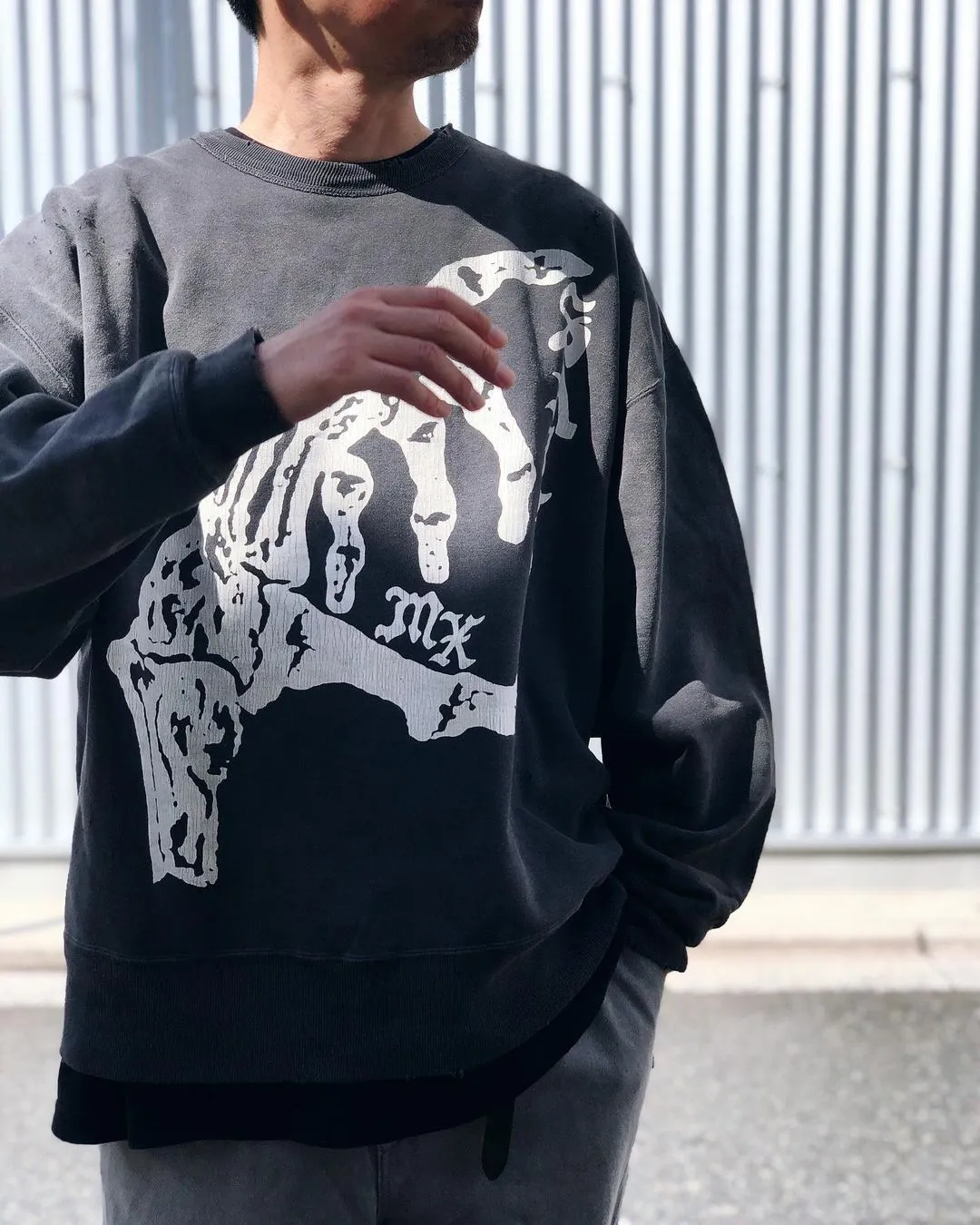SAINT M×××××× BONE SAINT CREW SWT/BLK Bone SAINT destruction sweatshirt, washed black S-XL Assute dyeing, genuine whole garment sprayed with horse-hair fading process, collar/cuffs frayed in many places, front and rear panels/sleeves super complex fraying, heavy washing and water distressing, correct fruit mark/angel mark